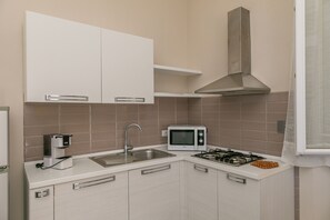 Een koelkast, een microgolfoven, een kookplaat, een vaatwasser