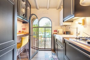 Fridge, oven, stovetop, dishwasher