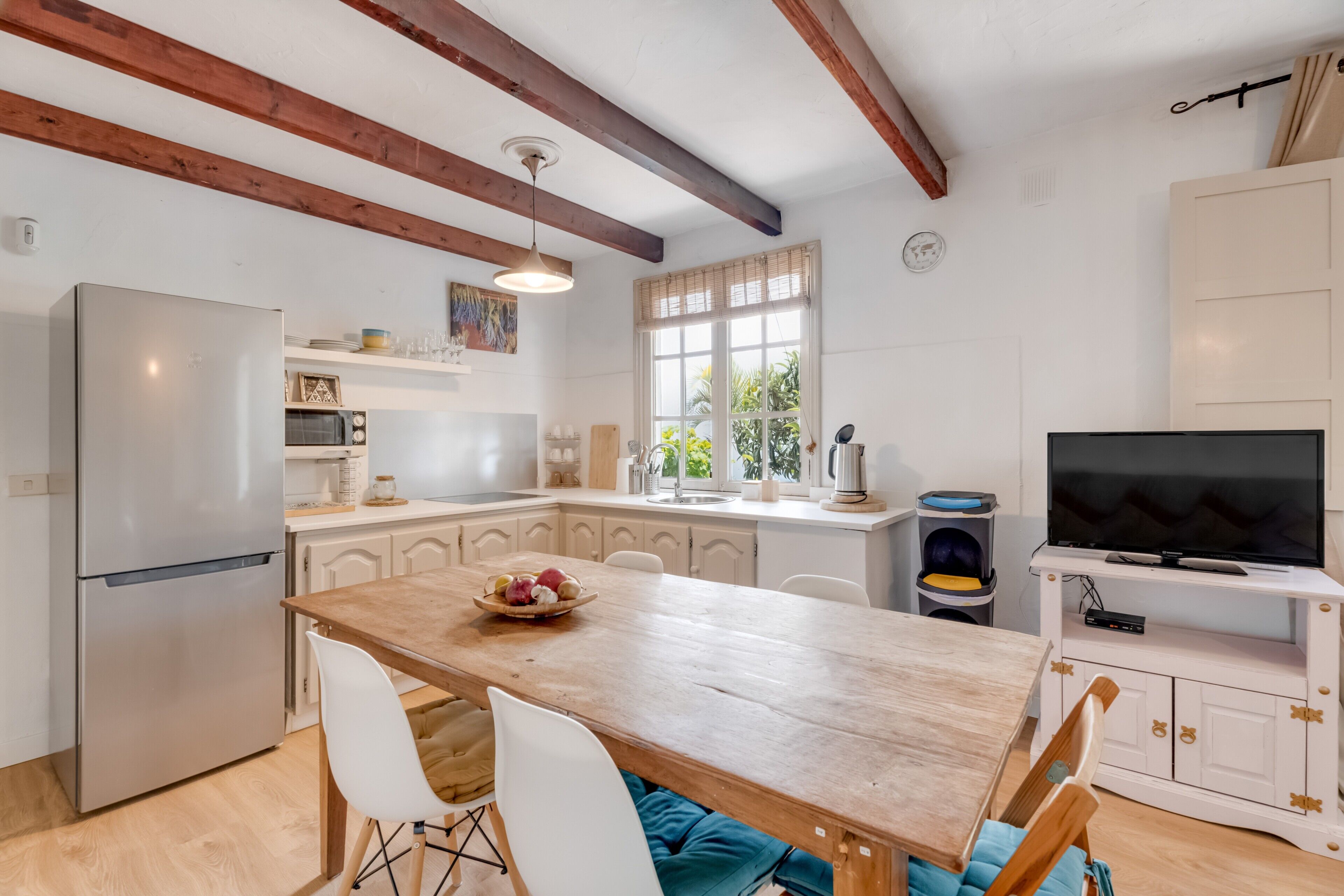 Frigorífico, microondas, placa de cocina y cafetera o tetera