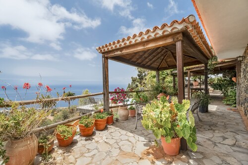 Country House 'Casa Juliana Tijarafe' with Sea View, Private Pool and Wi-Fi