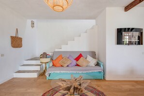 TV, DVD player - Country House 'Casa Juliana Tijarafe' with Sea View, Private Pool and Wi-Fi (Tijarafe)