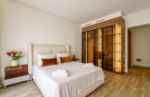 5 bedrooms, iron/ironing board, WiFi, bed sheets