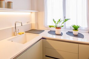 Een koelkast, een oven, een kookplaat, een vaatwasser