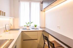 Kühlschrank, Ofen, Geschirrspüler, Kochgeschirr/Geschirr/Besteck
