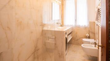 Douche, serviettes fournies