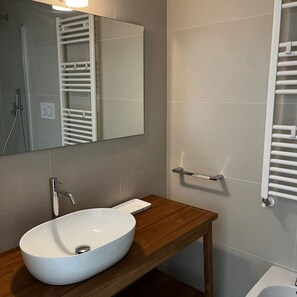 Sèche-cheveux, bidet, serviettes fournies, savon