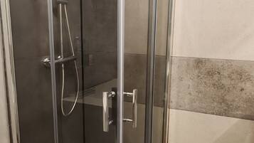 Douche, sĂšche-cheveux, bidet, serviettes fournies