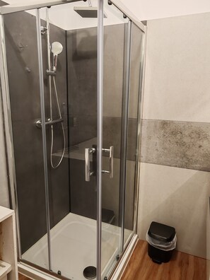 Douche, sèche-cheveux, bidet, serviettes fournies