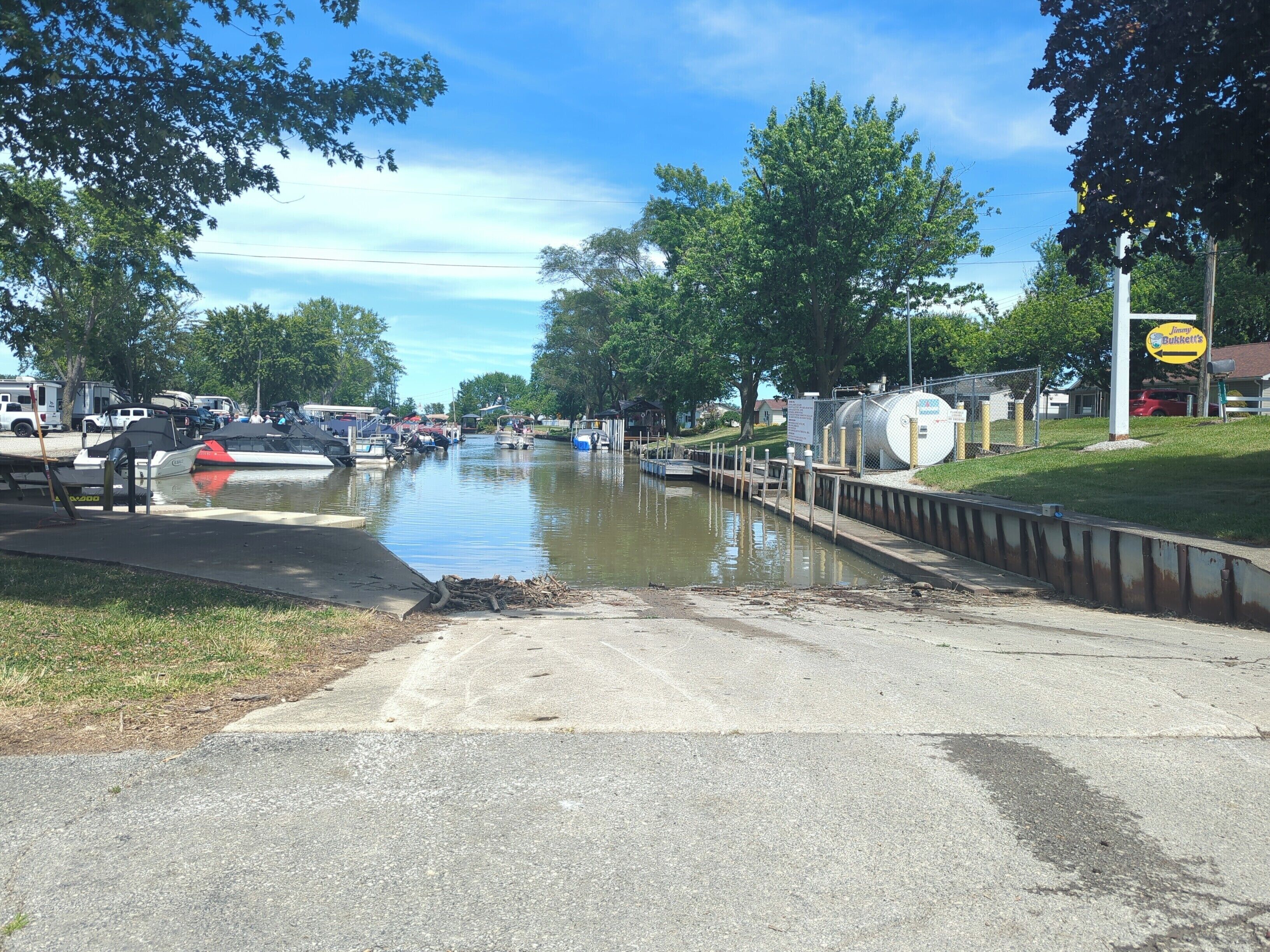 Ein Kanal mit Booten, eine Straße und ein Schild für Jimmy Bukkett's.