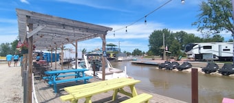 Country Charm on the Sandusky: Live Music Nearby