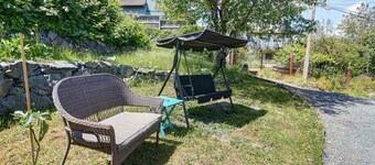 Cozy 1-BR suite with ocean views, full kitchen, projector, and garden