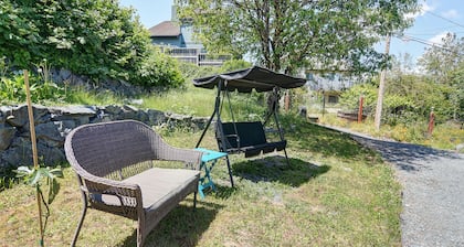 Cozy 1-BR suite with ocean views, full kitchen, projector, and garden