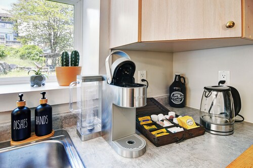 Cozy 1-BR suite with ocean views, full kitchen, projector, and garden