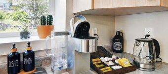 Cozy 1-BR suite with ocean views, full kitchen, projector, and garden