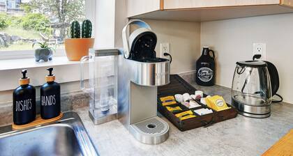 Cozy 1-BR suite with ocean views, full kitchen, projector, and garden