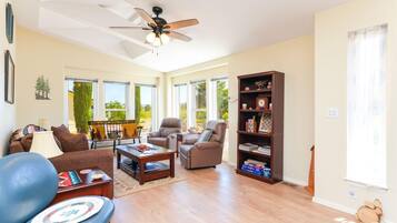 TV connectée, lecteur de DVD, livres, chaßne hi-fi