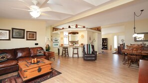 Smart TV, DVD player, books, stereo - HOT TUB Explore Jerome/Sedona/Cottonwood/Clarkdale (Clarkdale)