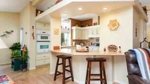 Fridge, microwave, oven, stovetop - HOT TUB Explore Jerome/Sedona/Cottonwood/Clarkdale (Clarkdale)