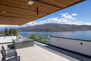 Terrace/patio - Okanagan Lake Luxury Suite with Kitchen  Accommodations across the Lake 
 (Peachland)