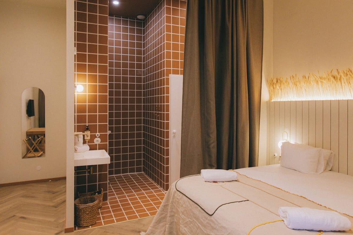 Exclusive-huone, näköala pihalle | Minibaari, tallelokero huoneessa, yksilöllisesti sisustettu