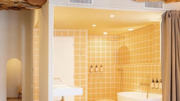 Deluxe Room, Balcony, City View | Bathroom | Hair dryer, towels, soap, shampoo