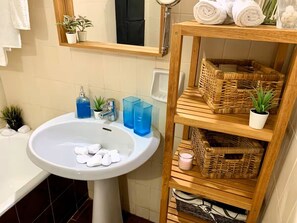 Haartrockner, Handtücher, Seife, Shampoo
