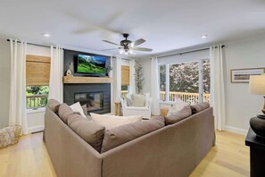 TV - ChesapeakeWaterfront - HotTub_FirePit_Kayak_Arcade (Lusby)