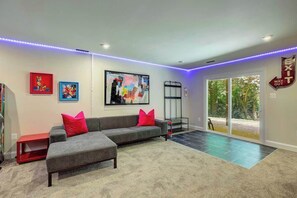 Interior - ChesapeakeWaterfront - HotTub_FirePit_Kayak_Arcade (Lusby)