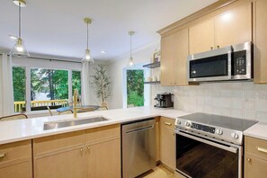 ثلاجة، ميكروويف، فرن، موقد طهي مسطح