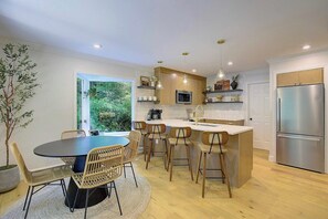 ثلاجة، ميكروويف، فرن، موقد طهي مسطح