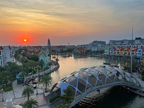 Escritorio, cortinas blackout y tabla de planchar con plancha 