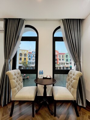 Escritorio, cortinas blackout y tabla de planchar con plancha 