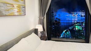 Habitación doble panorámica, vista a la ciudad | Escritorio, cortinas blackout y tabla de planchar con plancha 