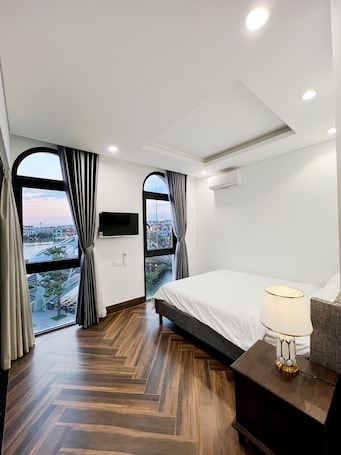 Double Room | 1 bedroom, desk, blackout drapes, iron/ironing board