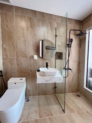Een douche, een hydromassagedouche, een haardroger, pantoffels