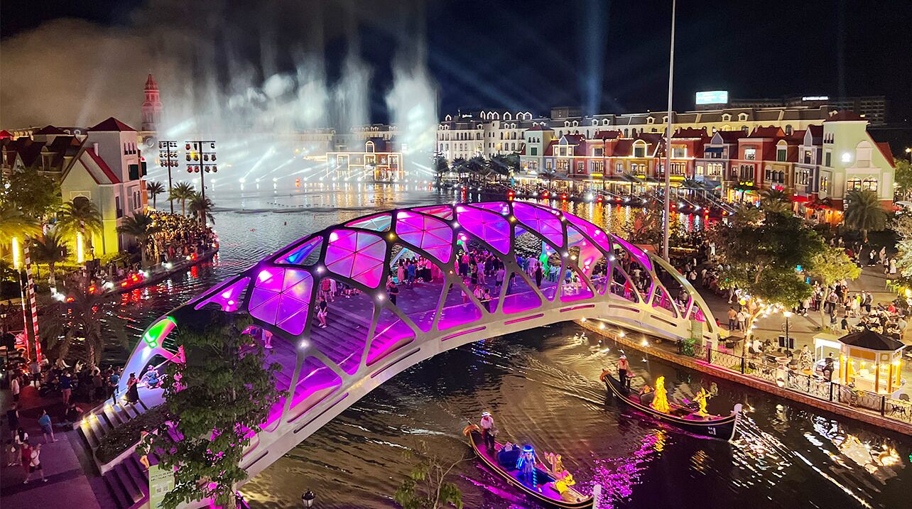 Departamento, vista a la ciudad | Escritorio, cortinas blackout y tabla de planchar con plancha 