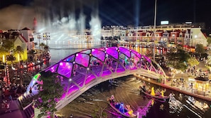 Escritorio, cortinas blackout y tabla de planchar con plancha