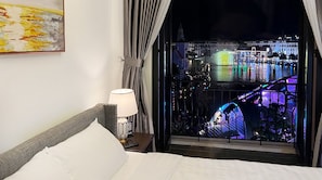 Escritorio, cortinas blackout y tabla de planchar con plancha