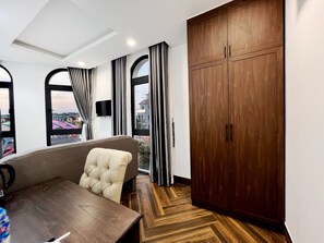 Escritorio, cortinas blackout y tabla de planchar con plancha 