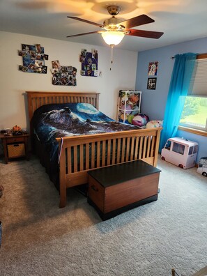 4 bedrooms, iron/ironing board, WiFi, bed sheets