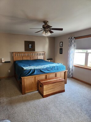 4 bedrooms, iron/ironing board, WiFi, bed sheets - EAA private property rental! 5 min from EAA grounds (Oshkosh)