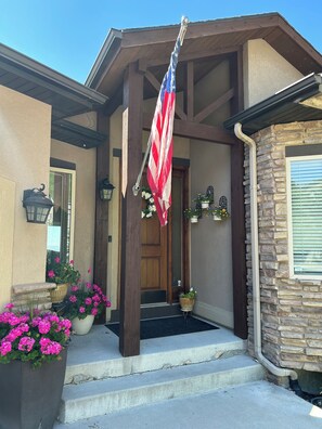 Exterior detail - LUXURY HOME WITH AMAZING CITY/LAKE VIEWS, 3 LRG DECKS, & MINUTES TO SKI AREAS (Cottonwood Heights)