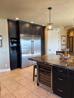 Interior - LUXURY HOME WITH AMAZING CITY/LAKE VIEWS, 3 LRG DECKS, & MINUTES TO SKI AREAS (Cottonwood Heights)