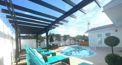 SAUNA! HUGE HOT TUB HEATED POOL UPDATED HOME 3 mileto beach 3BD 2BA 3 KING BEDS!