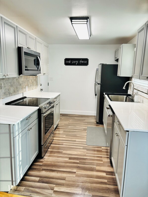 Een koelkast, een microgolfoven, een oven, een kookplaat