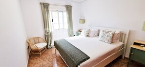 3 habitaciones, tabla de planchar con plancha, wifi y ropa de cama 