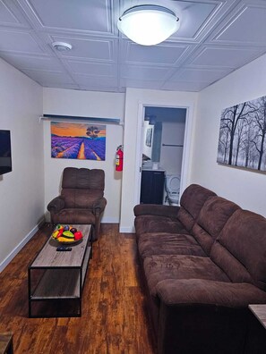 Smart TV - Cozy, Spacious and Tidy 1 bedroom Suite (Regina)
