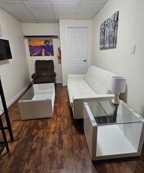 Smart TV - Cozy, Spacious and Tidy 1 bedroom Suite (Regina)