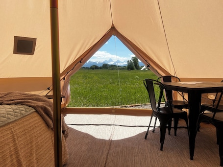 Outdoor dining. Meadow View Tent Glamping
