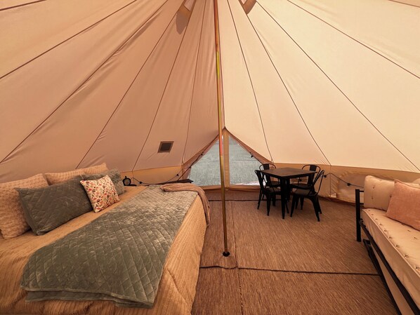 1 bedroom, bed sheets